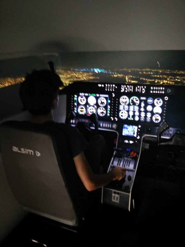 טיסת לילה בסימולטור טיסה מקצועי