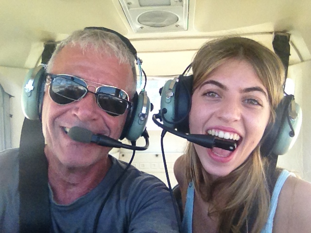 אישה מחייכת בזמן טיסת חוויה במטוס קל של SkyTrip