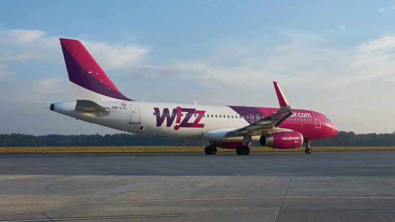 מטוס Wizz Air של חברת לואו-קוסט בשדה תעופה